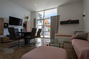 TV - Ground floor 2 + 2P apartment **** with sea view and terrace 10 m from the beach (Betina)