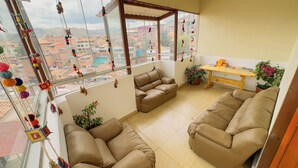 Living area - Andean Atoq Hostel (Cusco)