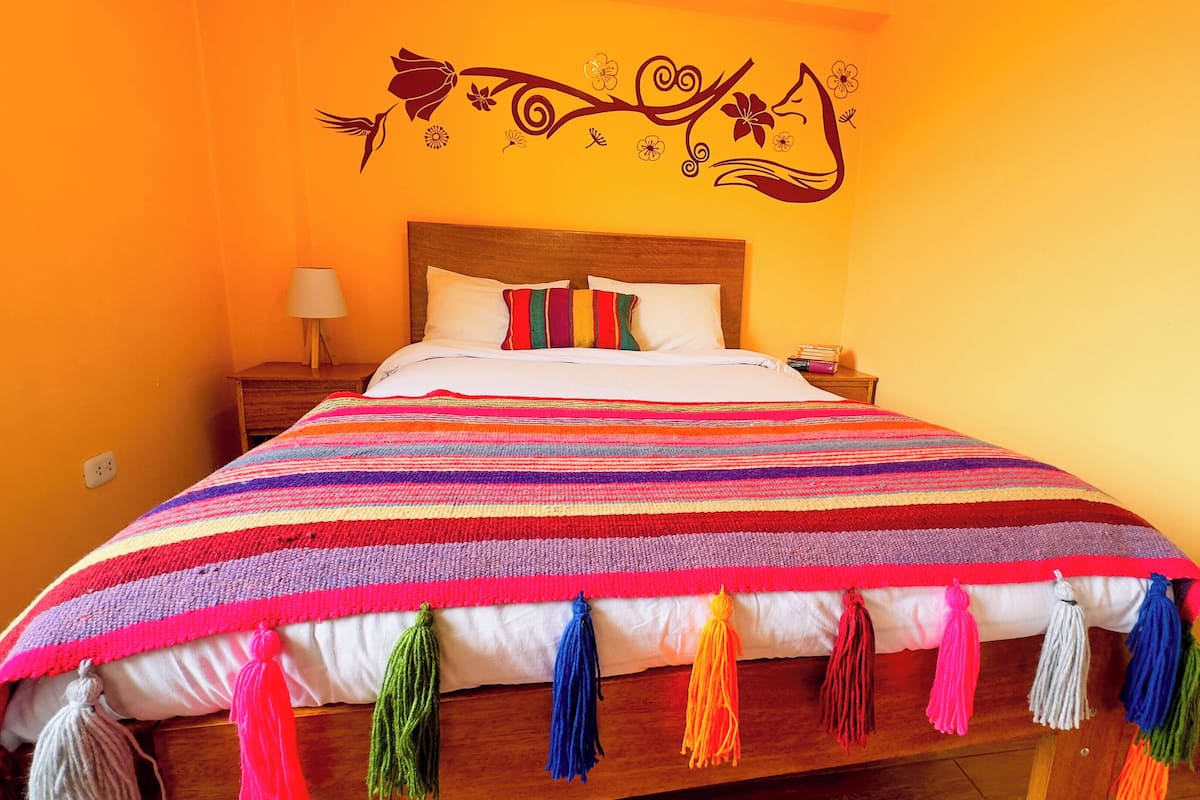 Tabla de planchar con plancha, wifi gratis y ropa de cama