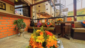 Reception - Andean Atoq Hostel (Cusco)