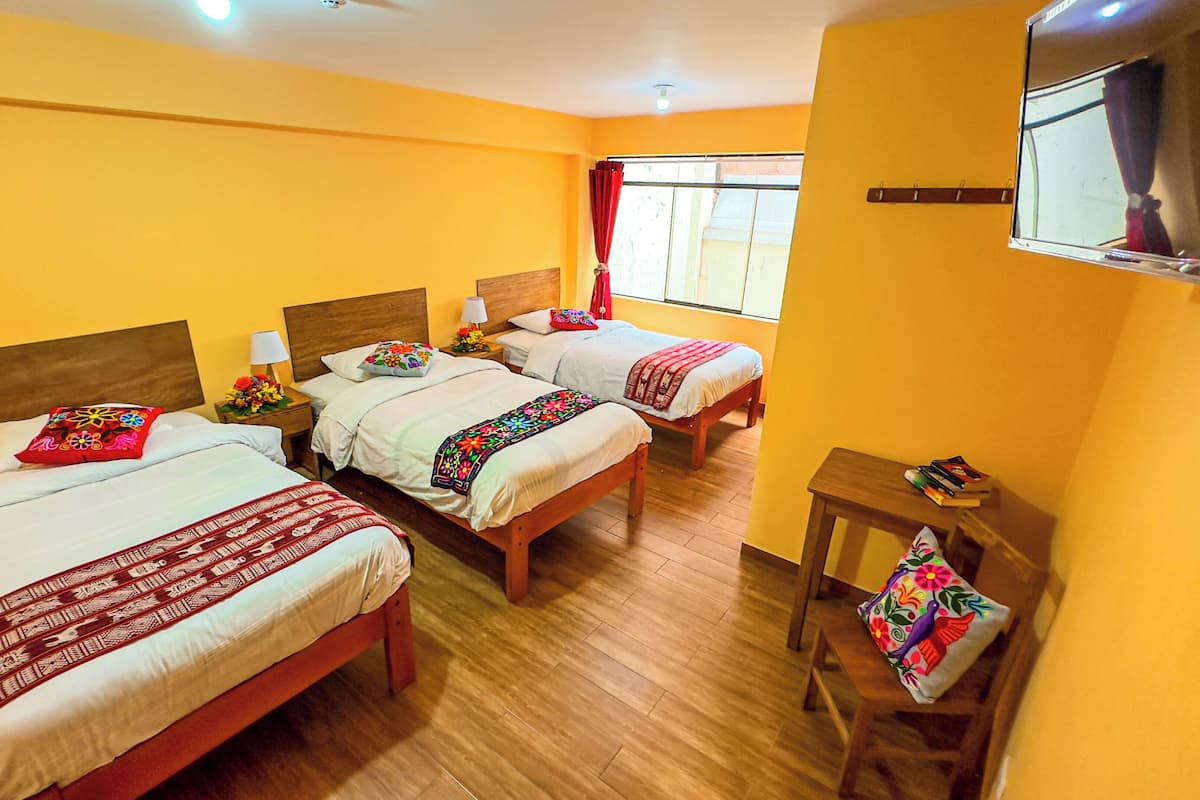 Tabla de planchar con plancha, wifi gratis y ropa de cama