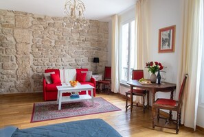 TV - Quiet Isle Saint Louis Studio - Perfect Paris base (Paris)