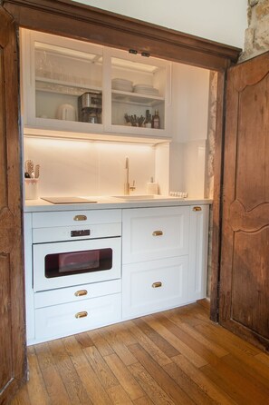 Fridge, microwave, stovetop, dishwasher - Quiet Isle Saint Louis Studio - Perfect Paris base (Paris)