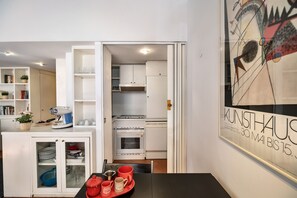 Jääkaappi, uuni, liesi, astianpesukone