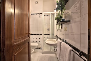 Bruser, hårtørrer, bidet, håndklæder