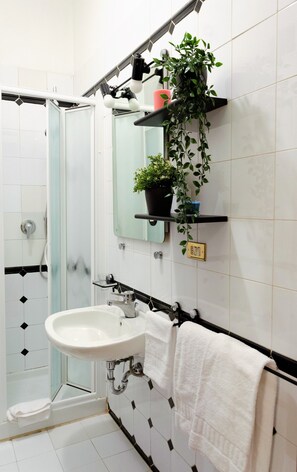 Dusche, Haartrockner, Bidet, Handtücher