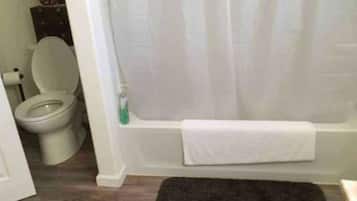 Toallas, jabón y papel higiénico