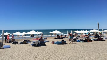 Plage, chaises longues