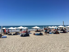 On the beach, sun-loungers - Spacious T3 with large terrace SEA VIEW (Le Grau-du-Roi)
