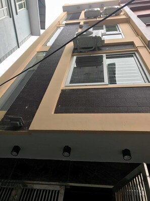 Front of property - Ruby Lakeview Homestay (Hanoi)