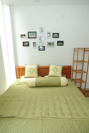 Desk, soundproofing, free WiFi, bed sheets - Ruby Lakeview Homestay (Hanoi)