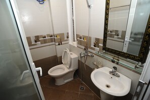 A bathroom with a toilet, sink, and shower. - Ruby Lakeview Homestay (Hanoi)
