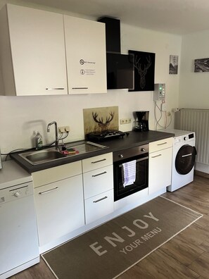 Kühlschrank, Mikrowelle, Ofen, Herdplatte