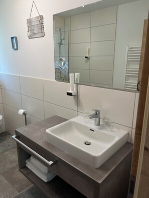 Dusche, Haartrockner, Handtücher, Seife