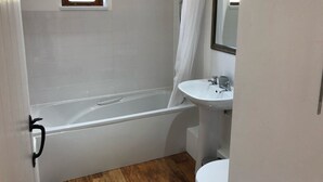 Une salle de bain avec une baignoire, un lavabo et des toilettes.