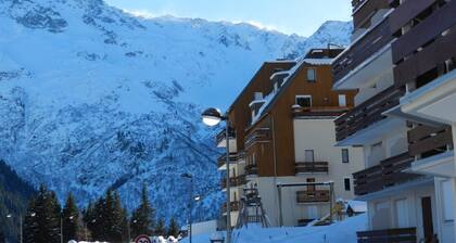 Ă 100m des pistes de ski, vue vallĂ©e/pistes de ski, parking, casier Ă ski, 21mÂČ, Les 7 Laux