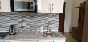 ثلاجة، ميكروويف، موقد طهي مسطح، غلّاية كهربائية