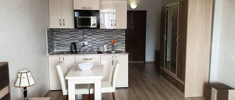 Refrigerador, microondas, placa de cocina, tetera/pava eléctrica