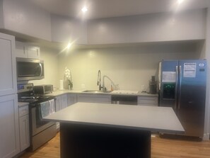 Mikrowelle, Ofen, Geschirrspüler, Wasserkocher mit Kaffee-/Teezubehör