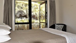 Cortinas blackout, wifi gratis y ropa de cama 