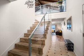 Interior - 4153O  Beauty and the Beach (Oxnard)