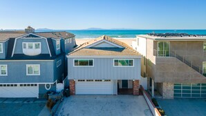 Un barrio residencial con casas que dan a la playa.