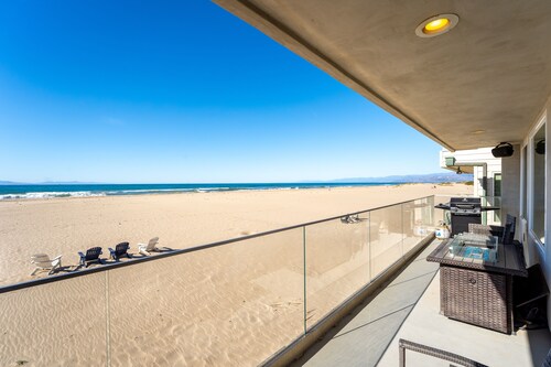 4153O  Beauty and the Beach