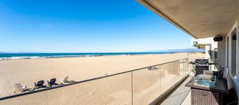 4153O  Beauty and the Beach