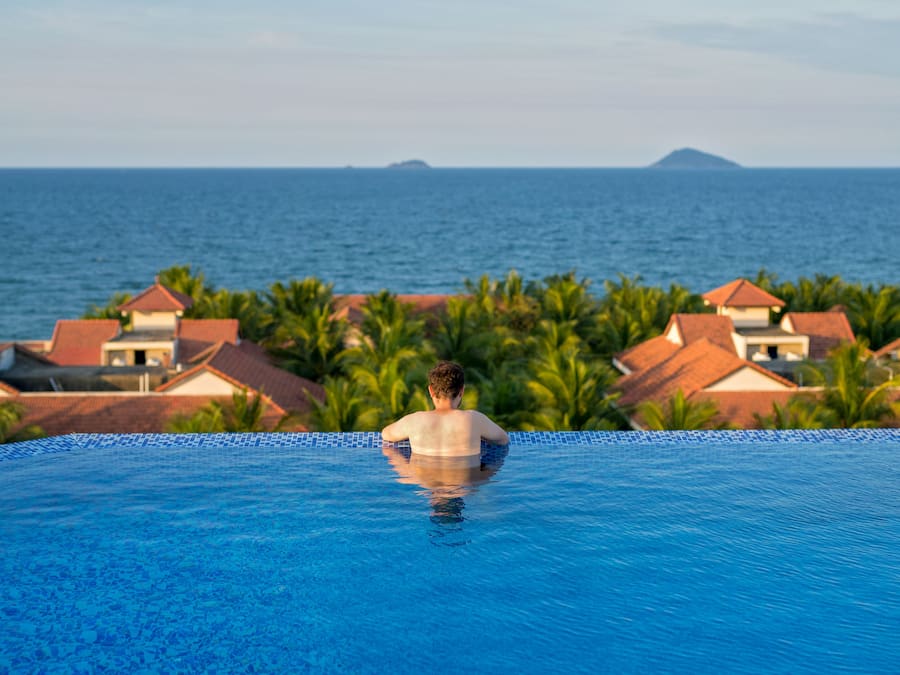 Kolam renang outdoor, dengan payung kolam renang dan kursi berjemur