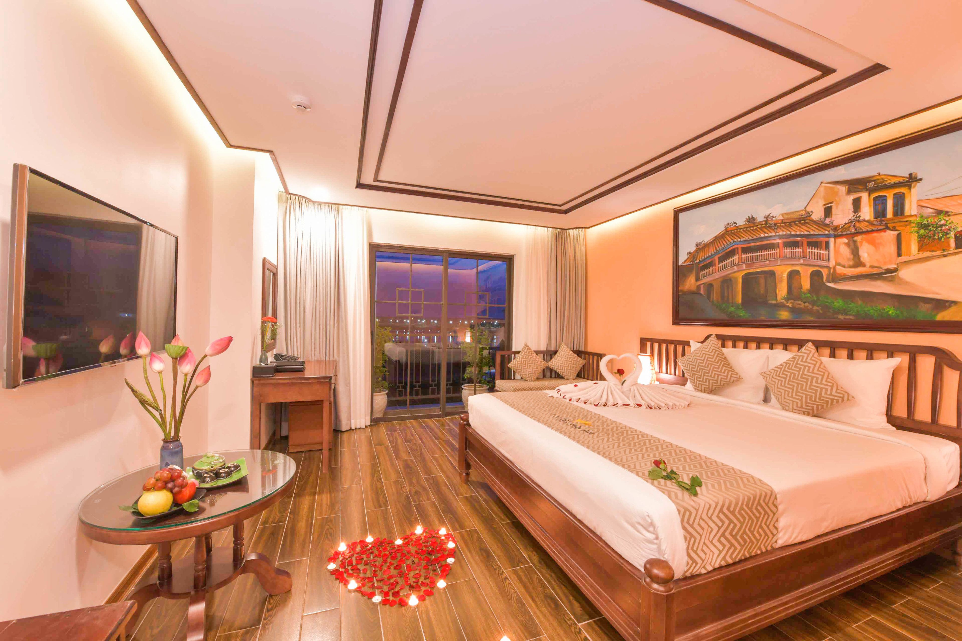 hypo-allergenic bedding, minibar, in-room safe, desk