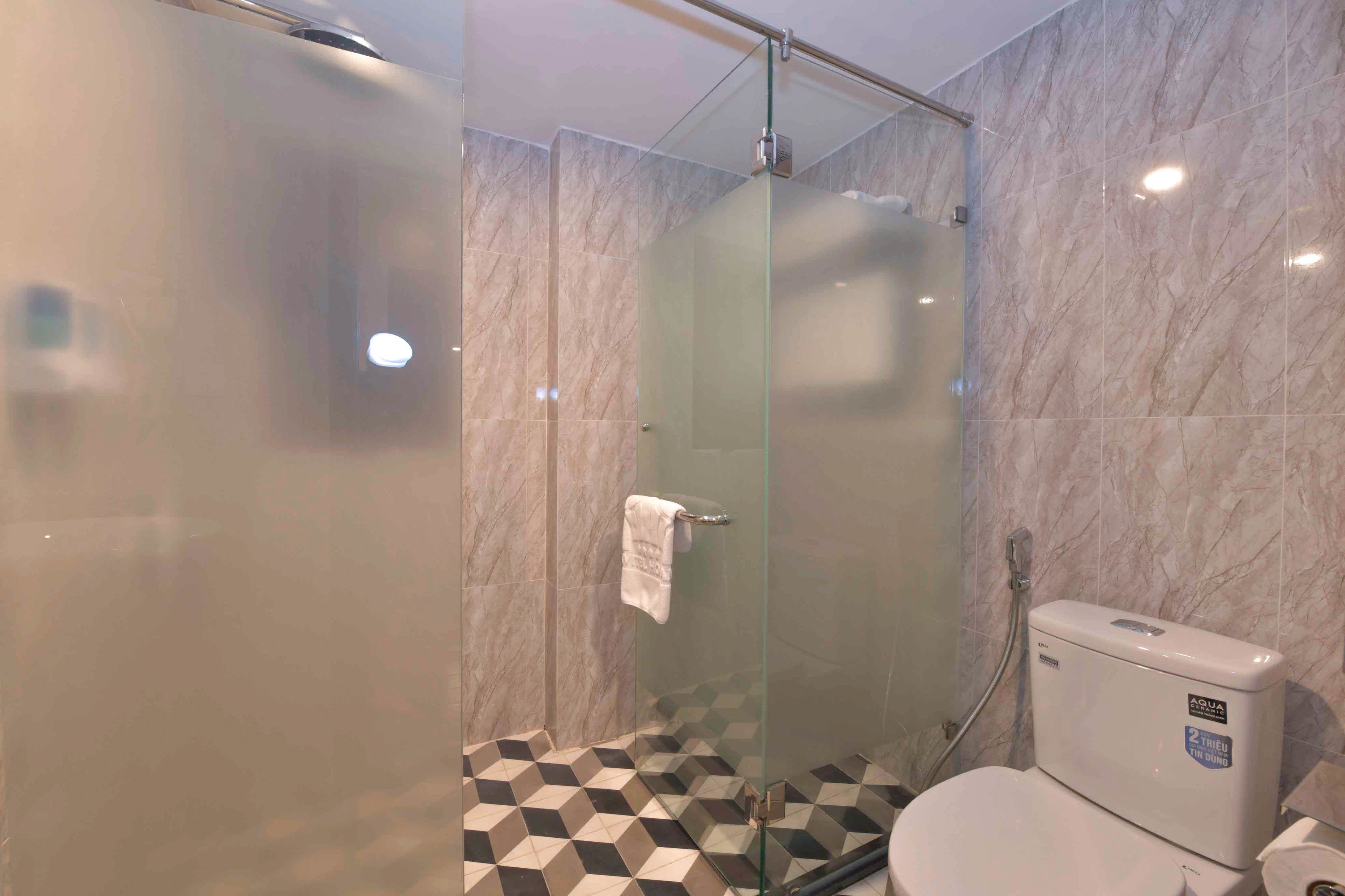 shower, hydromassage showerhead, free toiletries, hair dryer