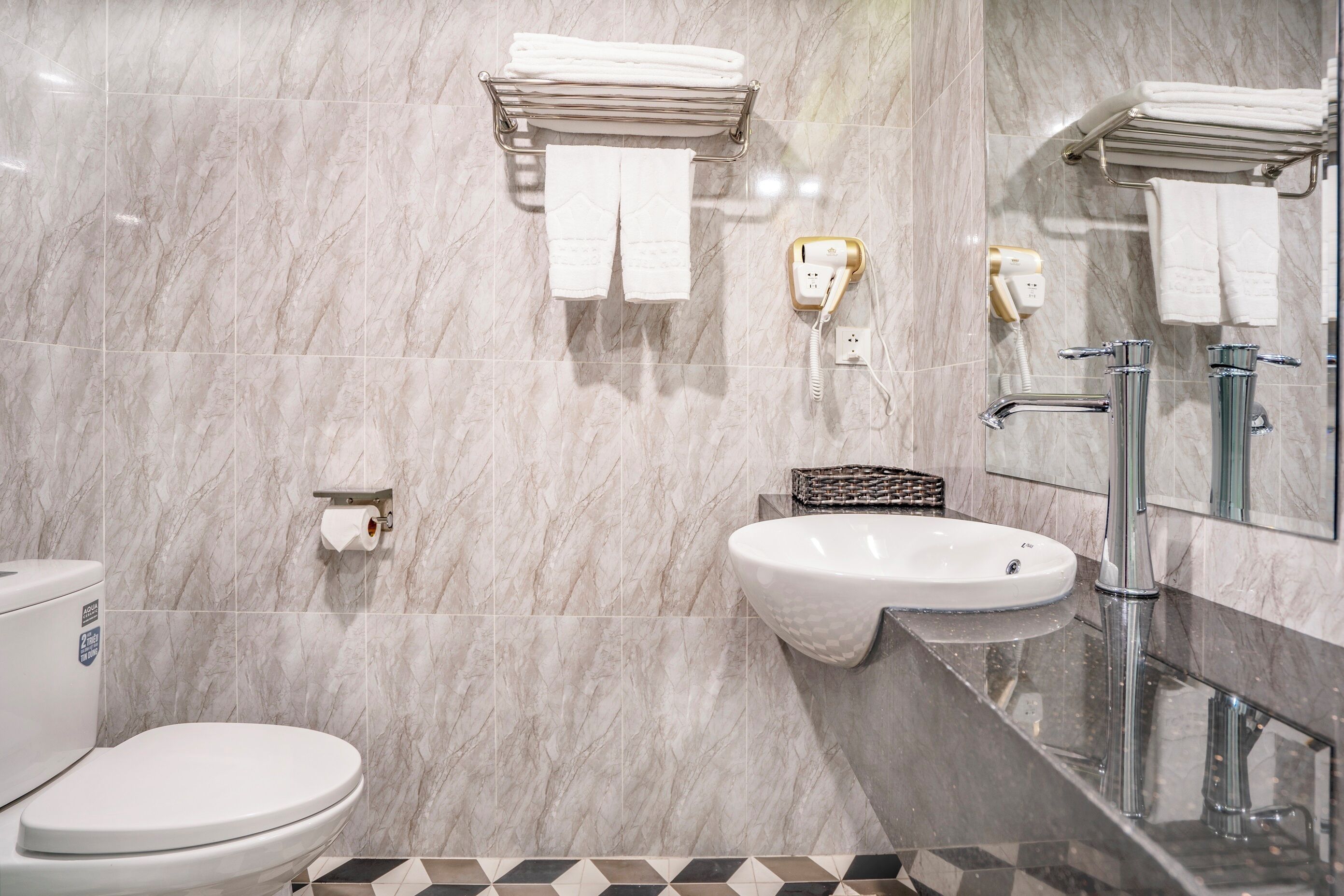 shower, hydromassage showerhead, free toiletries, hair dryer