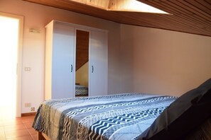 2 chambres, fer et planche Ă repasser, literie fournie