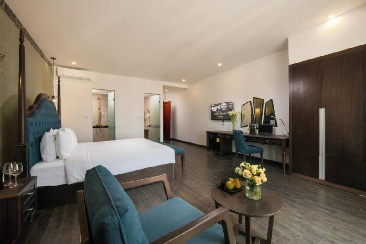 Azalea Signature Balcony Suite | Minibar, két bảo mật tại phòng, bàn 