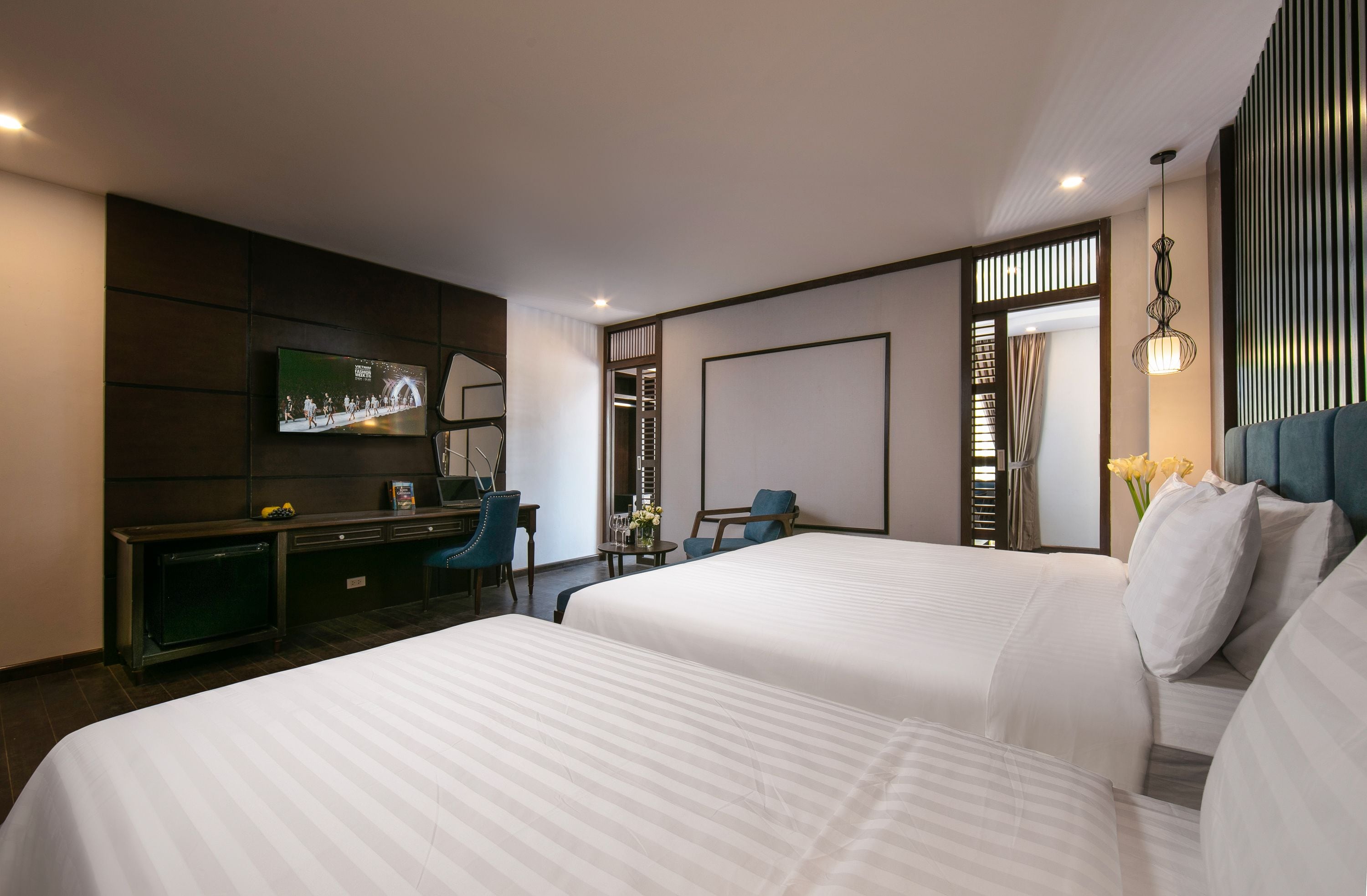 deluxe family suite with terrace | minibar, in-room safe, desk, laptop workspace