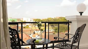 Azalea Signature Balcony Suite | Minibar, in-room safe, desk, laptop workspace
