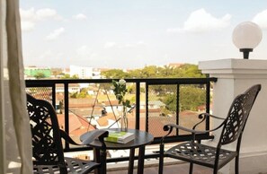 Azalea Signature Balcony Suite | Minibar, una cassaforte in camera, una scrivania, postazione laptop