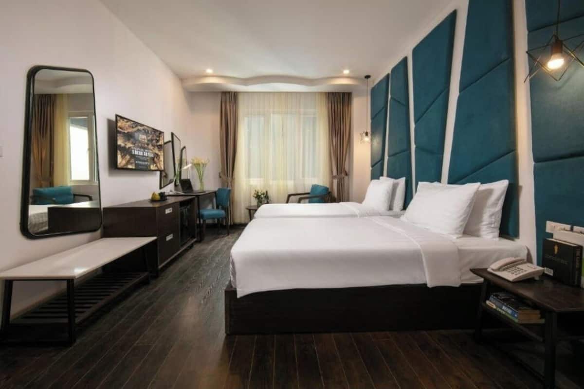 Deluxe Twin Room | Minibar, in-room safe, desk, laptop workspace