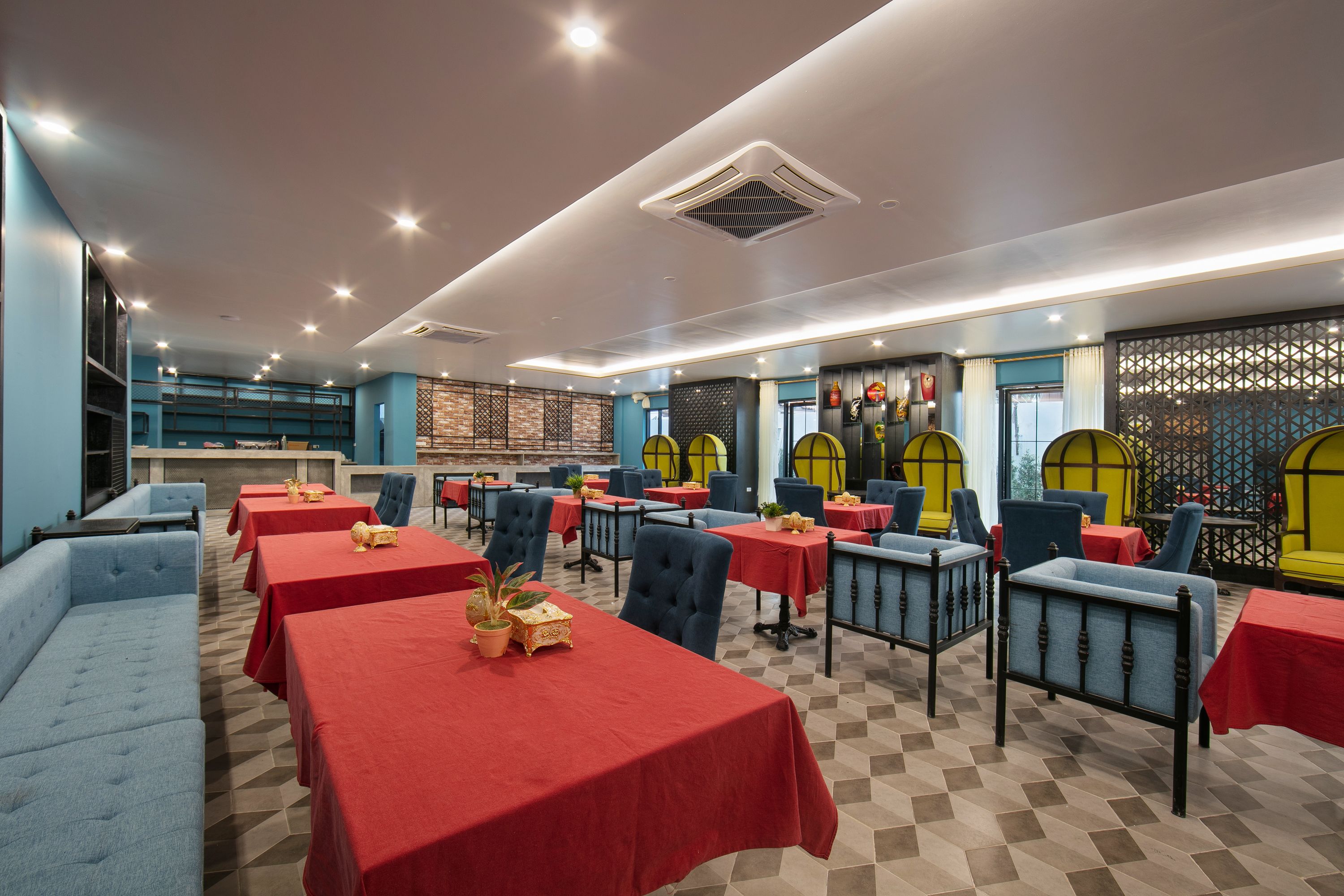 breakfast, lunch, dinner served; local and international cuisine