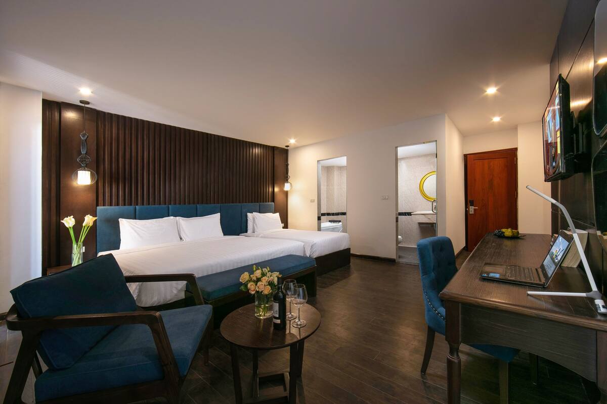 Deluxe Family Suite with Terrace | Minibar, két bảo mật tại phòng, bàn 