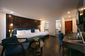 Deluxe Family Suite with Terrace | Minibar, caja de seguridad en la habitación y escritorio 