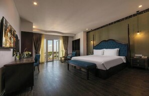 Azalea Signature Balcony Suite | Minibar, in-room safe, desk, laptop workspace