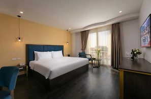 Deluxe-Doppelzimmer, Stadtblick | Minibar, Zimmersafe, Schreibtisch, laptopgeeigneter Arbeitsplatz