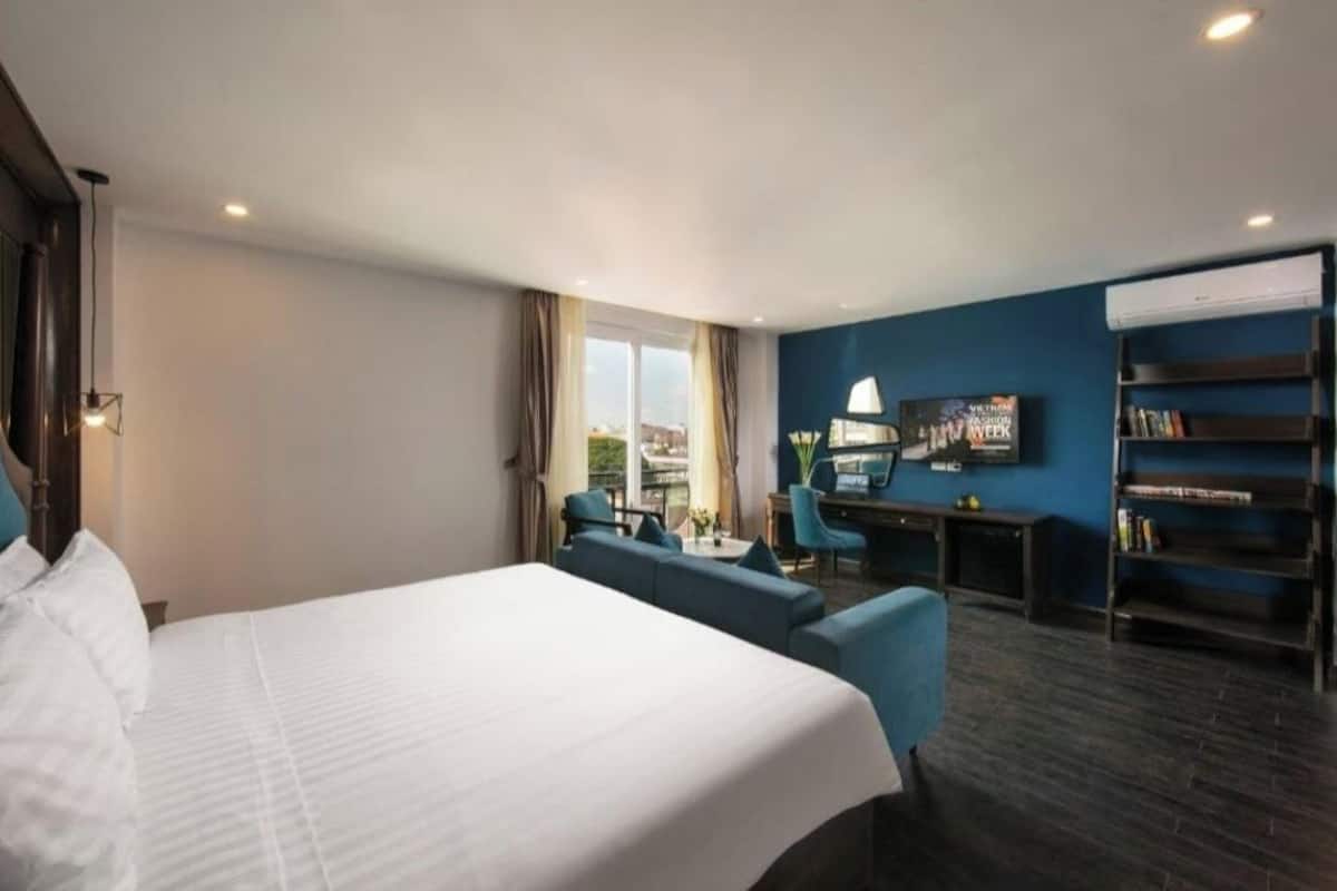 grand luxury double | minibar, in-room safe, desk, laptop workspace