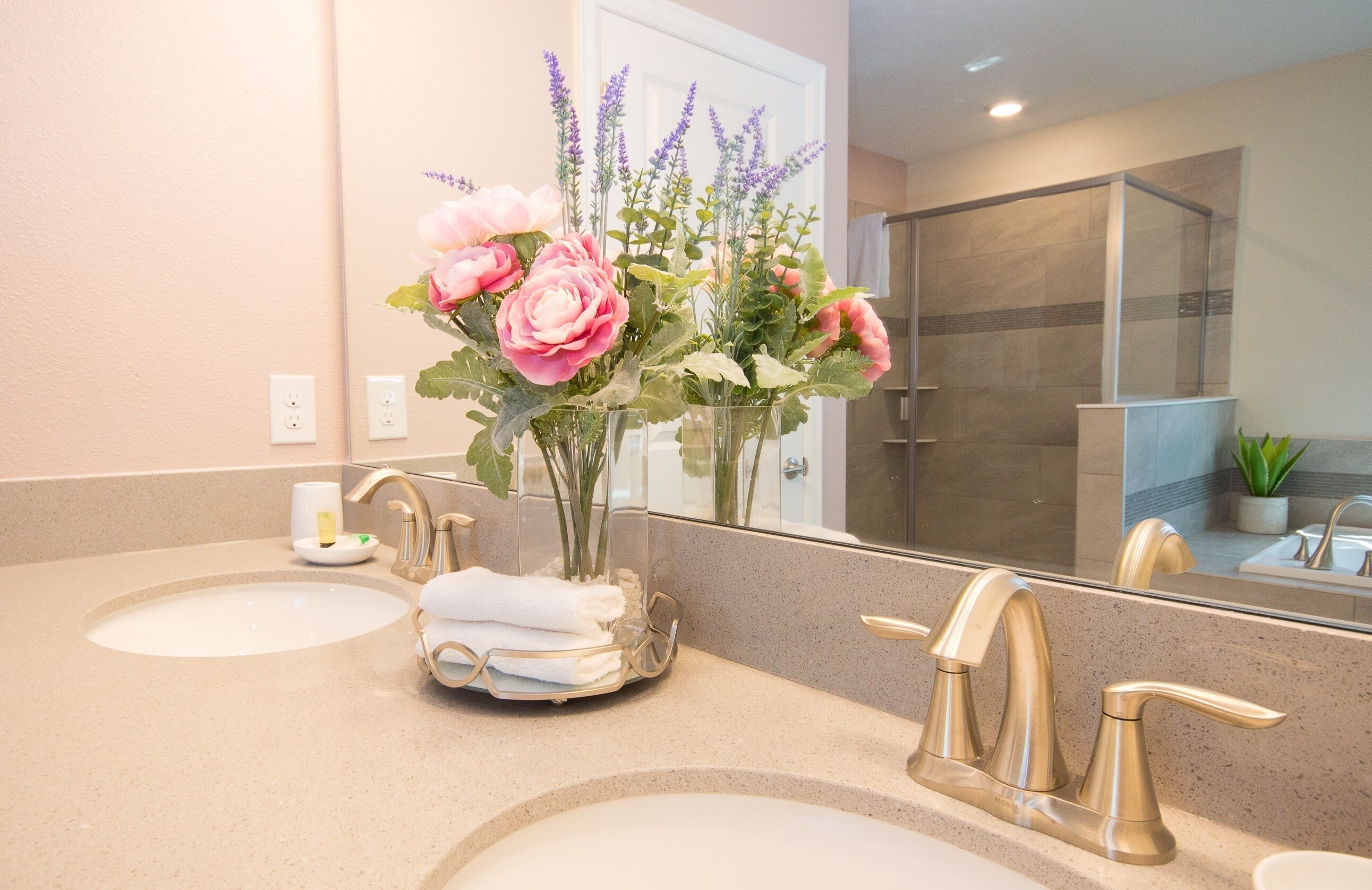 Combined shower/bathtub, hair dryer, towels, soap
