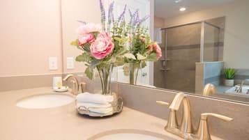 Combined shower/bathtub, hair dryer, towels, soap