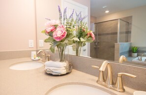 Combined shower/tub, hair dryer, towels, soap - 5🌟Clean Rated-Movie/Game Room, 3780 SF,❤️12p Dining (Davenport)