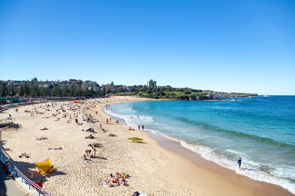 Plage à proximité, sable blanc, serviettes de plage
