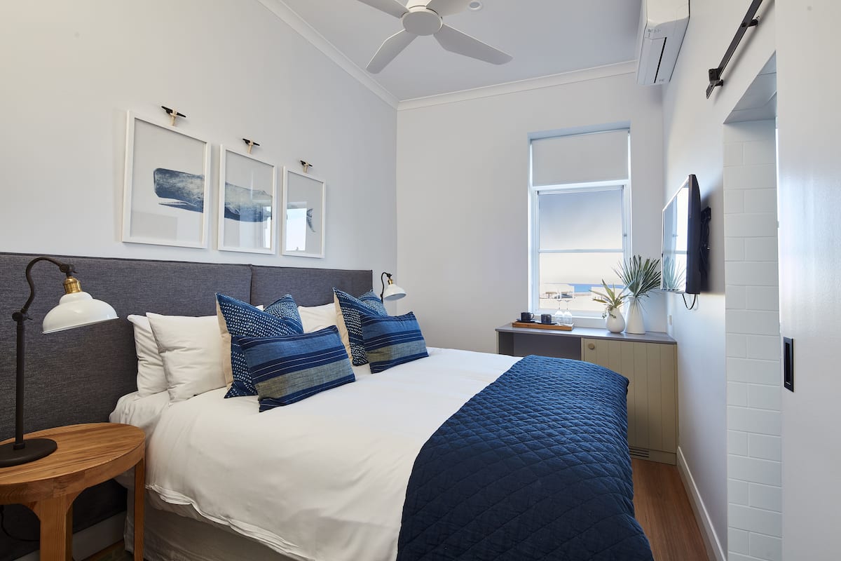 Deluxe Suite, 1 King Bed | Beach/ocean view