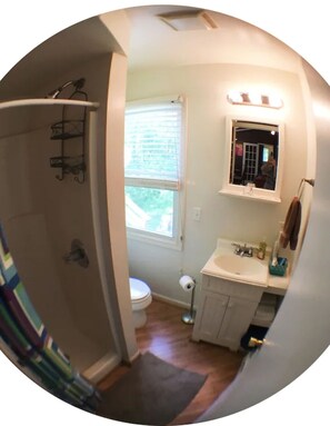 Shower, towels - Bedrooms 2, Bathrooms 1, Sleeps 4 (Front Royal)